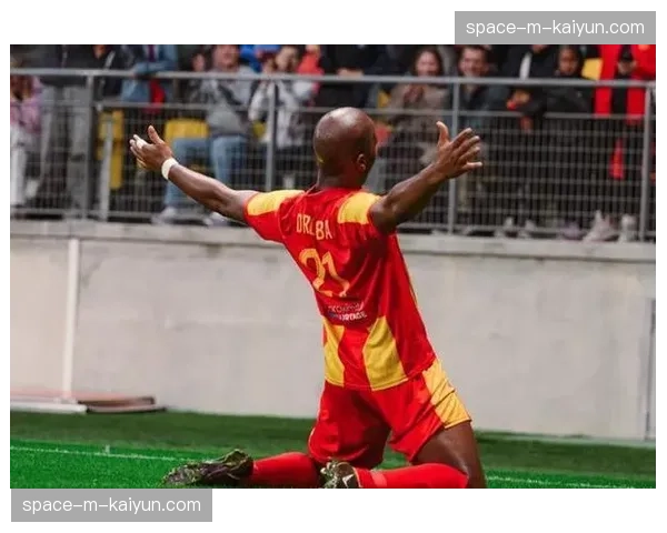 古迪逊公园大雨中，勒温头球破门后滑跪庆祝，点燃主场球迷激情