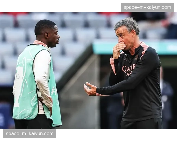 终场哨响，柏林联主帅别利察与教练组相拥庆祝保级关键三分