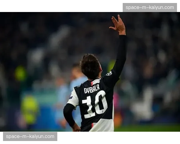 特写：迪巴拉主罚任意球前，对方人墙紧张测量步点