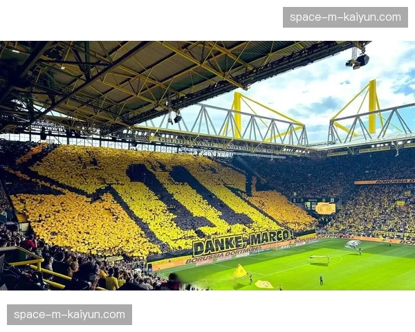 通讯：柏林联主场告别战，看台上的巨幅TIFO与球迷的无声泪水