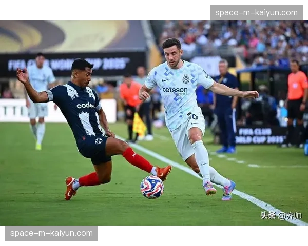 特写镜头：马赛门将保-洛佩斯快速手抛球策动进球，全过程仅用时12秒